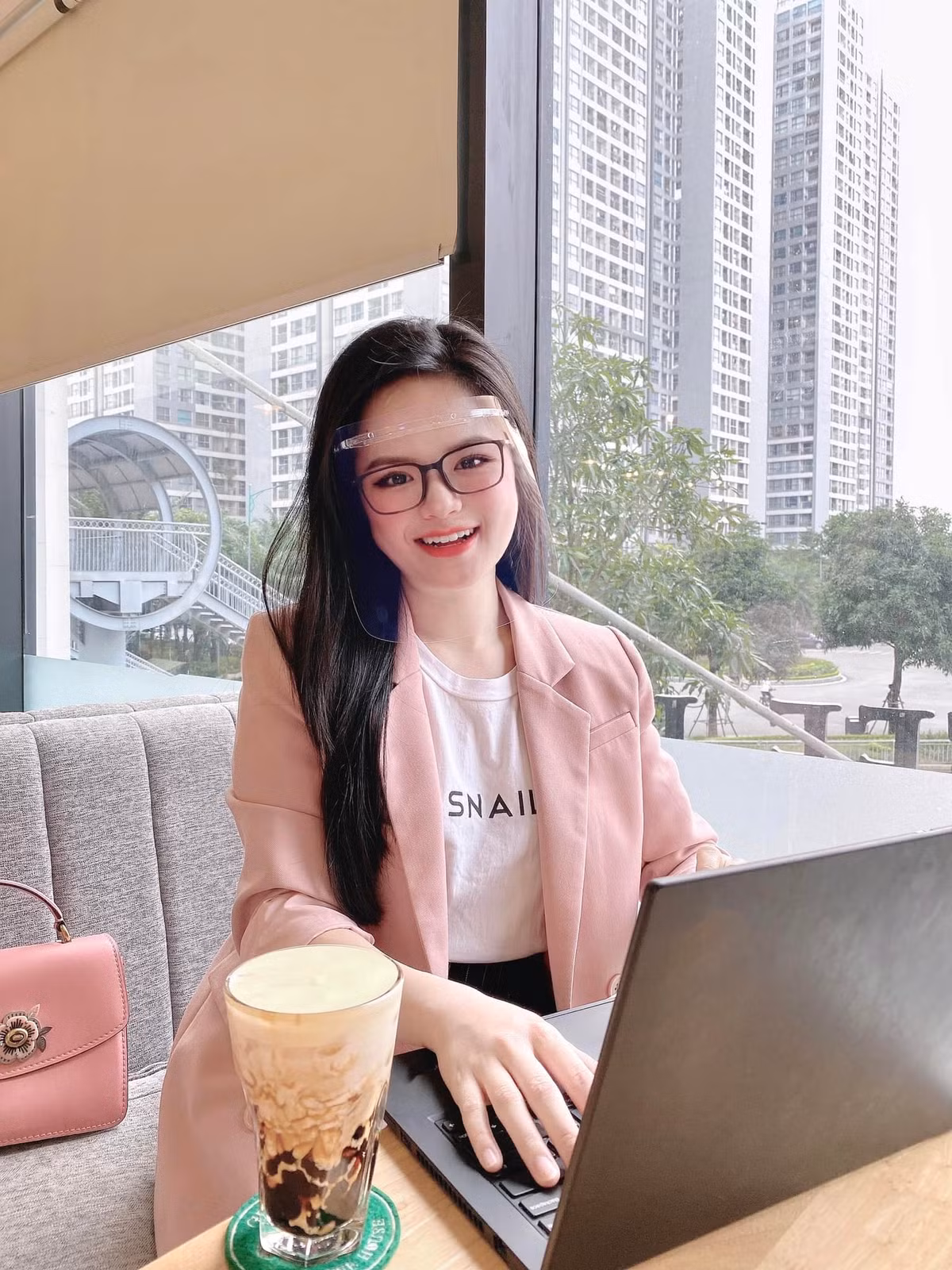 Sở hữu gương mặt baby xinh xắn, đáng yêu nhưng nữ MC VTV này lại có chiều cao khá khiêm tốn chỉ 1,50m.