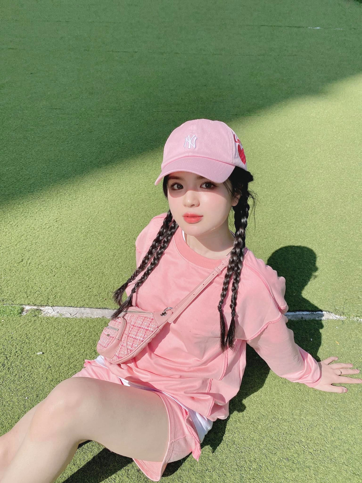 Cũng nhờ gương mặt trẻ hơn so với tuổi thật, Hà Đan thường đảm nhận những vai diễn học sinh, nữ sinh cấp 2, cấp 3.