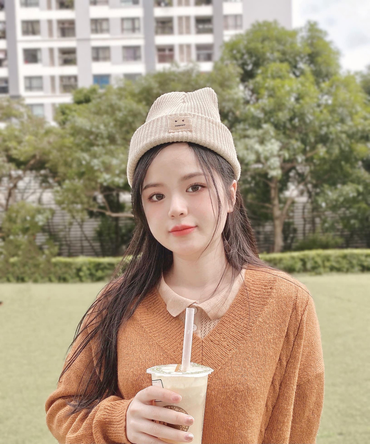 Cô vẫn được nhận xét là ăn mặc gợi cảm, có style cực kỳ ấn tượng không thua kém bất cứ mỹ nhân nào.