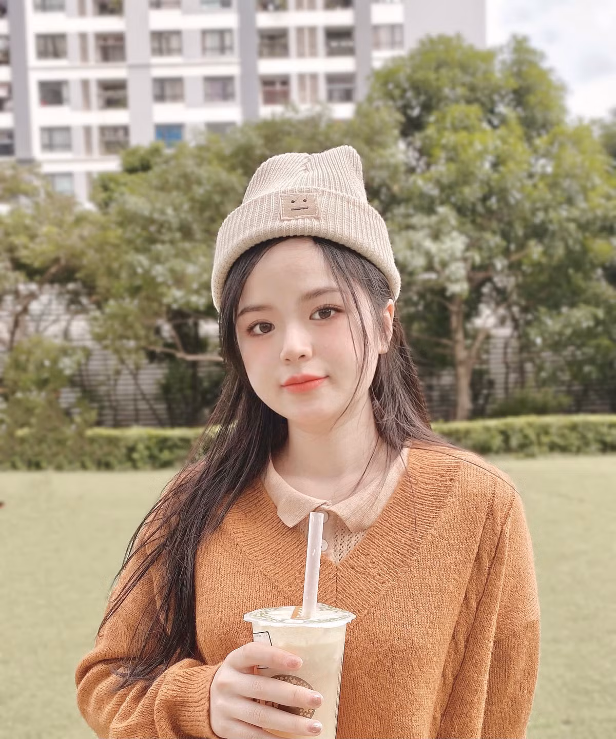 Cô vẫn được nhận xét là ăn mặc gợi cảm, có style cực kỳ ấn tượng không thua kém bất cứ mỹ nhân nào.