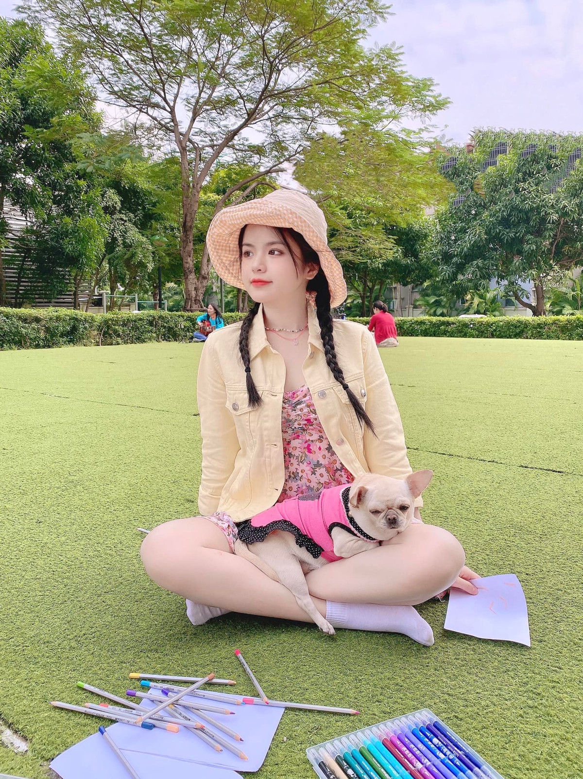 Dù có chiều cao hơi khiêm tốn nhưng bù lại Hà Đan sở hữu gương mặt xinh đẹp và hình thể cân đối.