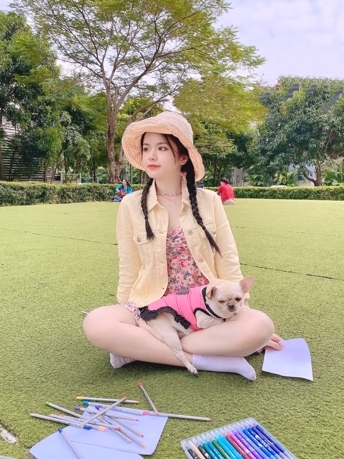 Dù có chiều cao hơi khiêm tốn nhưng bù lại Hà Đan sở hữu gương mặt xinh đẹp và hình thể cân đối.