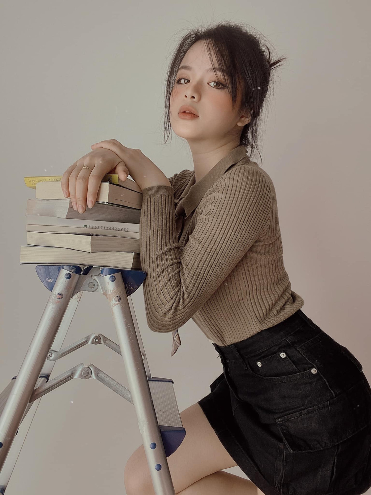 Đối lập với gương mặt baby của Hà Đan là một thân hình và phong cách thời trang nóng bỏng.