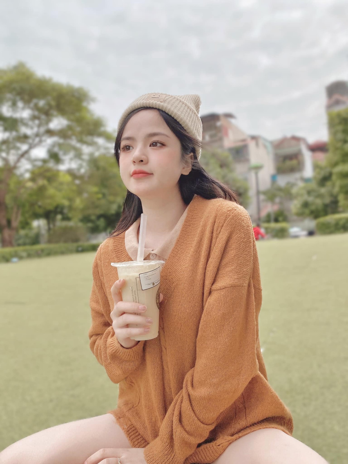 Khác với phong cách chỉn chu, nhã nhặn lúc lên sóng, ghi hình thì ngoài đời, nữ MC chuộng những trang phục gợi cảm nhưng vẫn năng động.