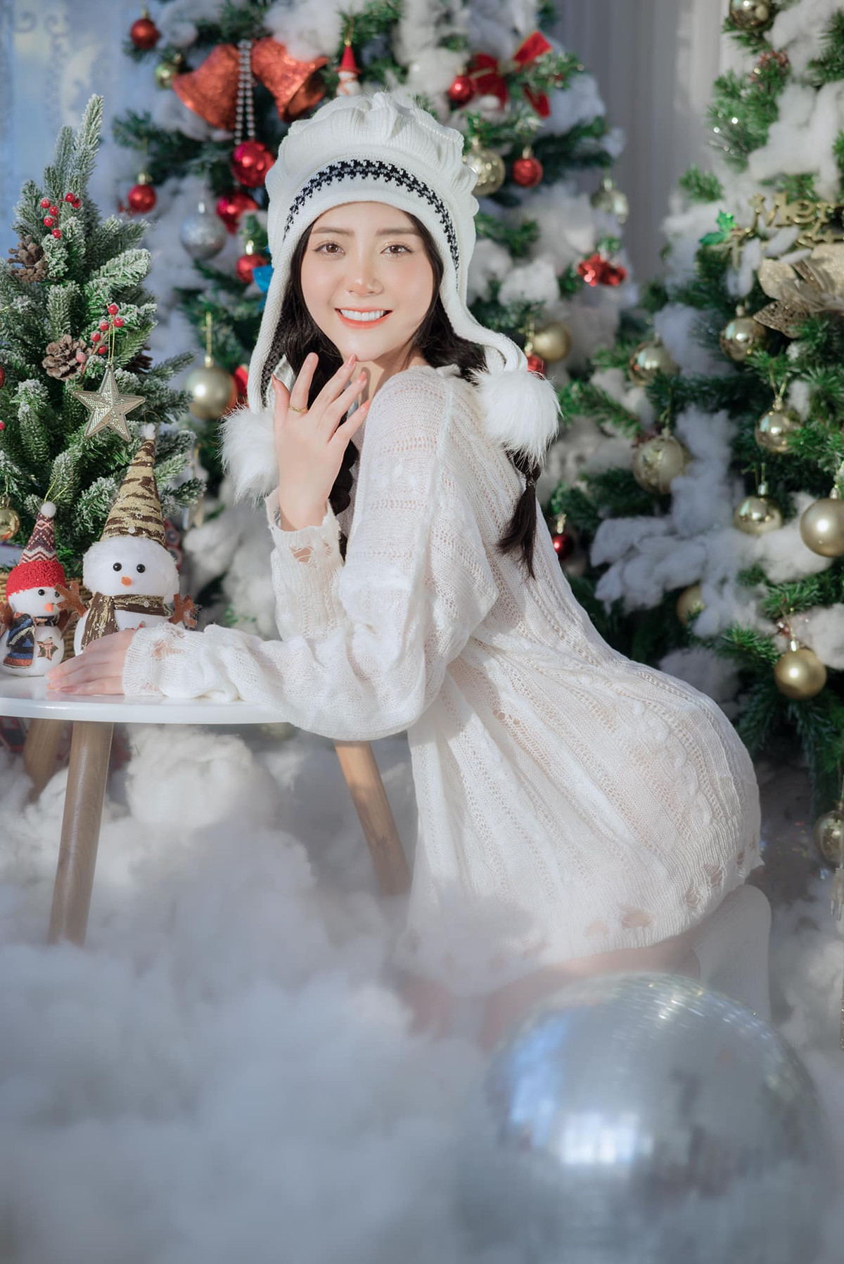 Mới đây, Trang Banana thực hiện bộ ảnh mới chào đón Giáng sinh sớm gây chú ý, cô nàng hoá nàng thơ dịu dành, nhan sắc của cô nàng ngày càng thăng hạng.