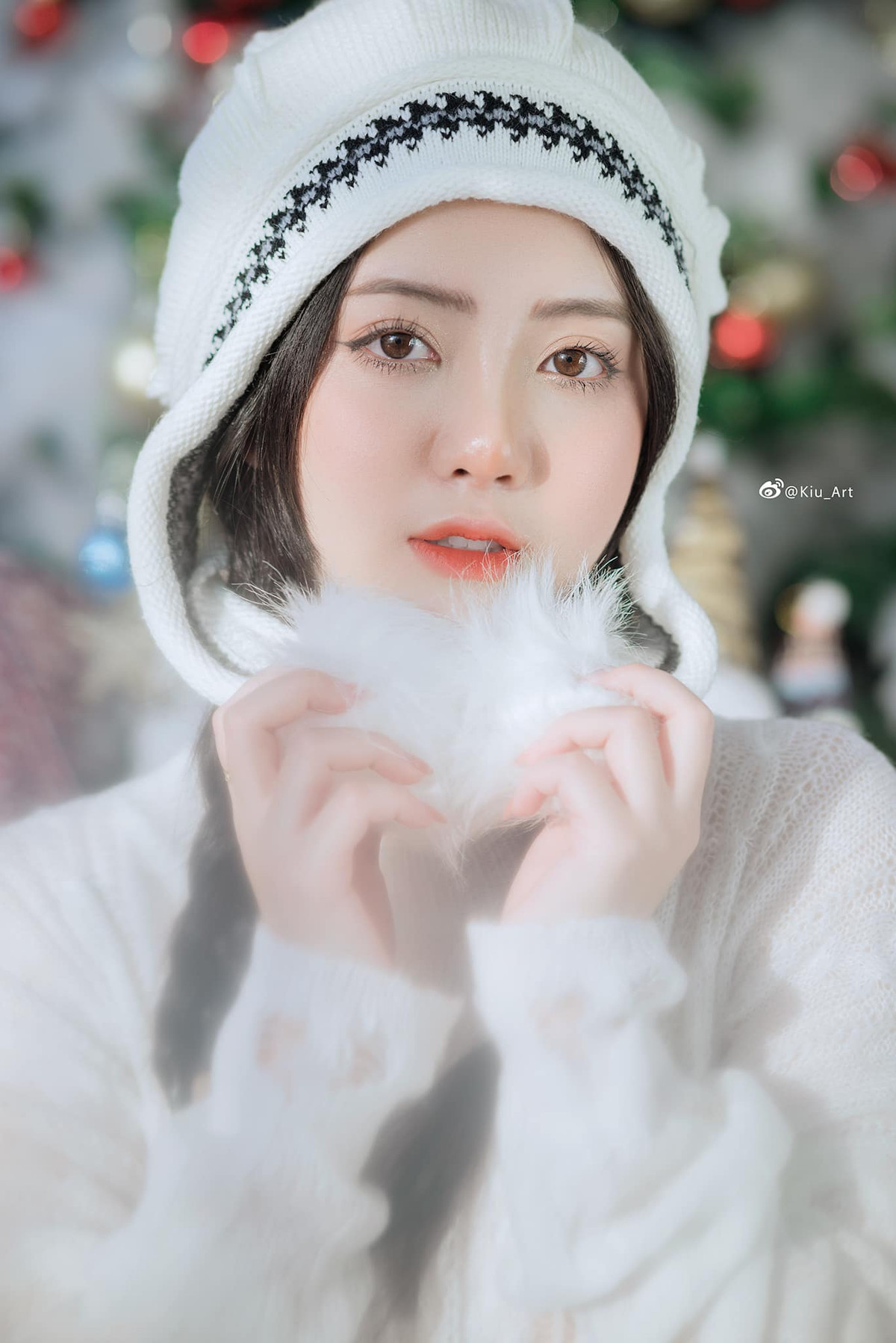 Vẫn với phong cách dịu dàng, nhẹ nhàng với tone chủ đạo là trắng, nàng hot girl Ba Vì đã chiếm trọn trái tim của cõi mạng.