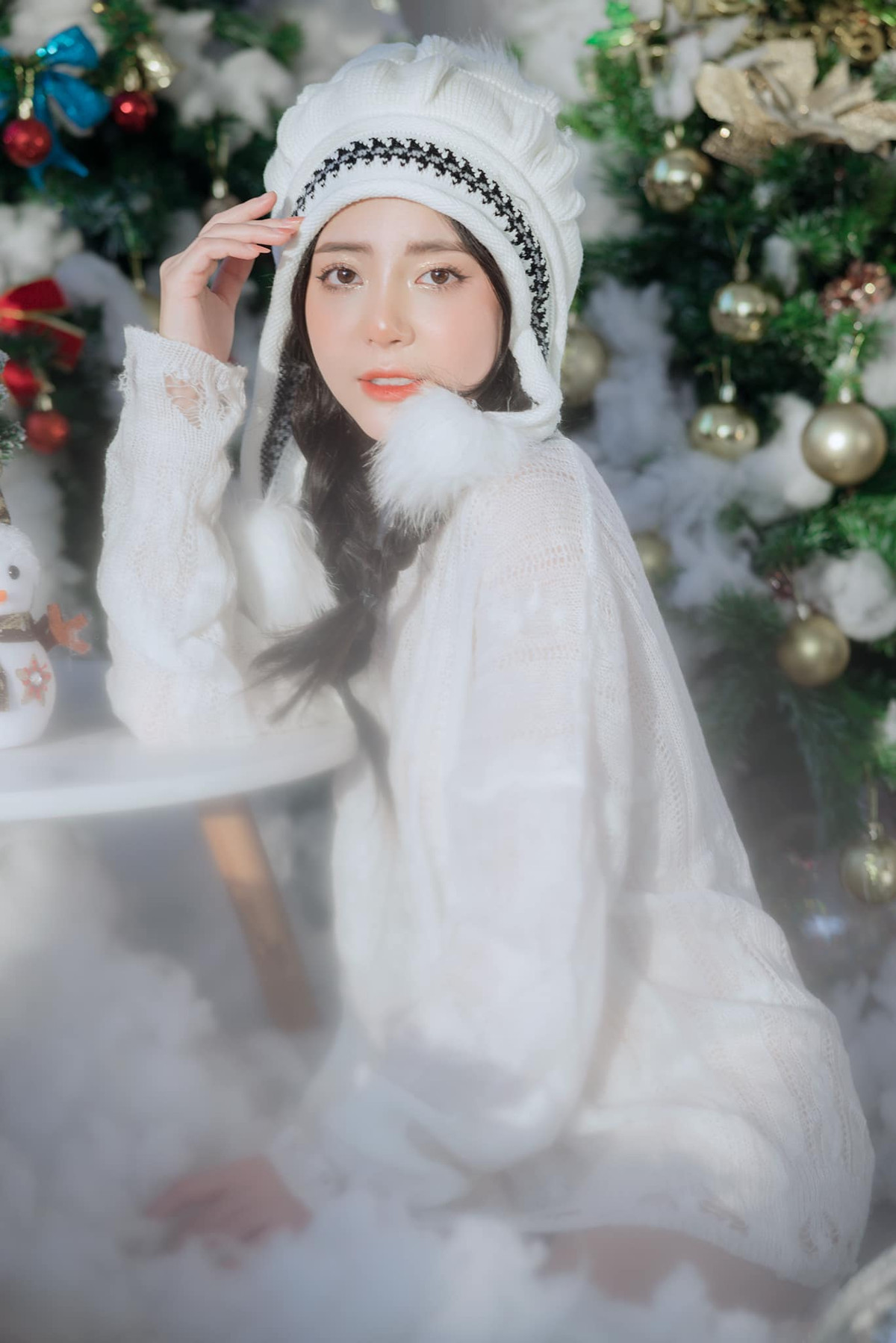 Sau nhiều năm nổi tiếng, nữ streamer này gây chú ý hơn khi chuyển hướng thời trang gợi cảm, cô chăm mặc áo hở hang để khoe vòng eo con kiến.