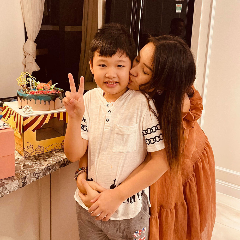 Vân Hugo kết hôn sớm và cũng tan vỡ sớm, trở thành mẹ đơn thân từ năm 2012.