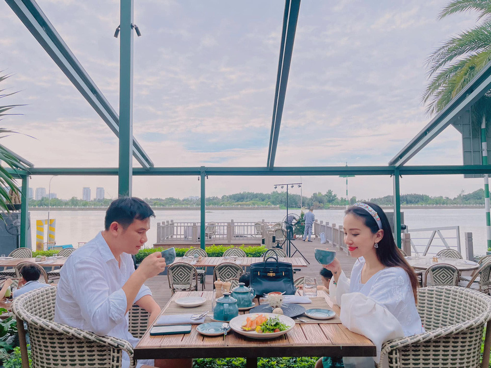 Vào giữa năm 2020, Vân Hugo được bạn trai doanh nhân cầu hôn trên bãi biển, Sau đó, cô Nam tiến, vào TP HCM sống và bắt đầu một chặng đường hạnh phúc mới.