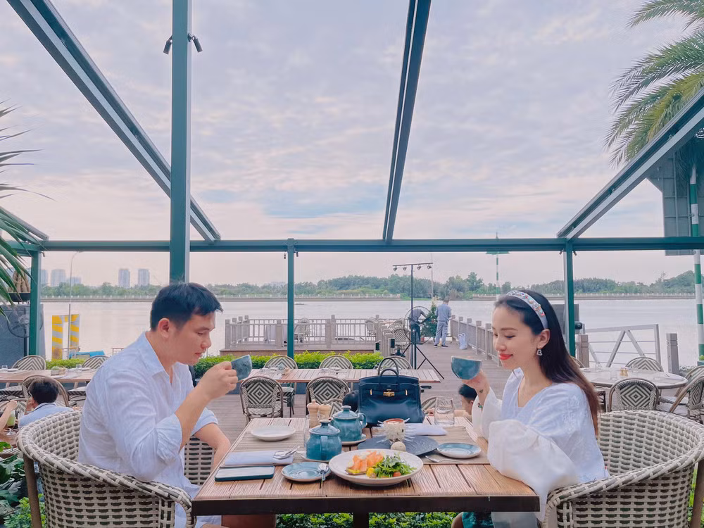 Vào giữa năm 2020, Vân Hugo được bạn trai doanh nhân cầu hôn trên bãi biển, Sau đó, cô Nam tiến, vào TP HCM sống và bắt đầu một chặng đường hạnh phúc mới.