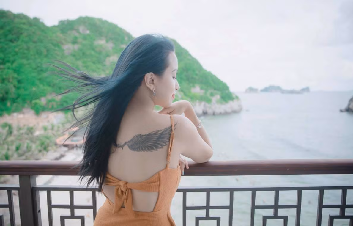 Theo những gì mà Vân Hugo từng chia sẻ trước đây, mỗi hình xăm trên cơ thể của cô đều có ý nghĩa nhất định, gắn với sự kiện trong cuộc đời hay những chuyện từng trải.