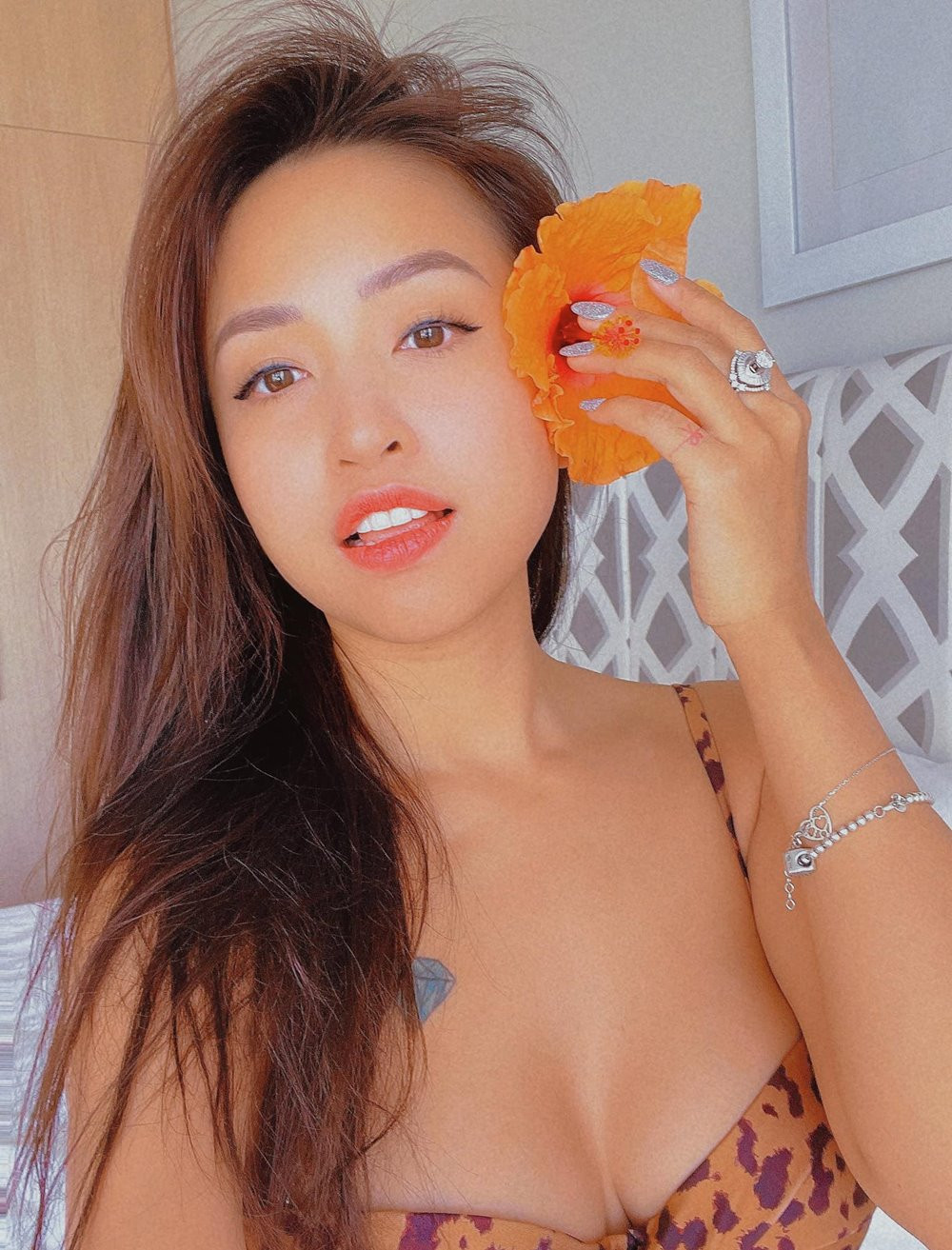 Nữ diễn viên, MC nhận được nhiều lời khen của cư dân mạng cho vẻ ngoài trẻ trung, gợi cảm dù đã 36 tuổi.