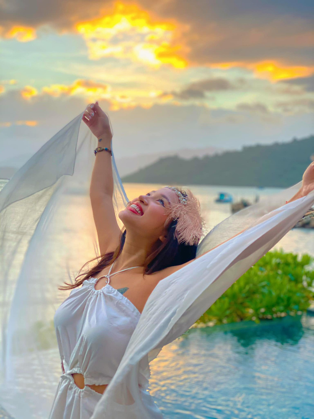 Bên chồng mới, Vân Hugo ngày càng rạng rỡ hơn, nhuận sắc thêm, những hình ảnh đầy sức sống của cựu hot girl được netizen khen ngợi hết lời.