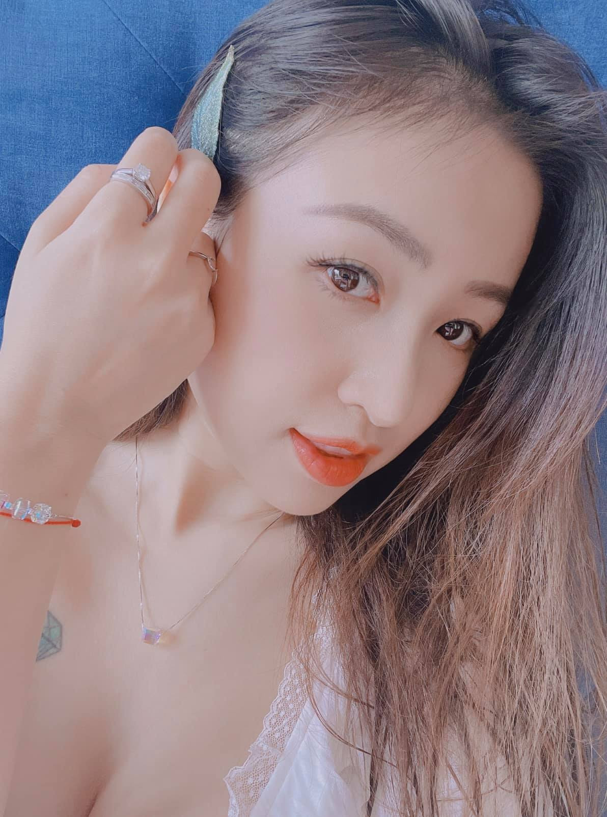 Vân Hugo cũng là nữ MC sở hữu khá nhiều hình xăm trên cơ thể, phải kể đến là hình xăm lớn sau lưng là một đôi cánh thiên thần. Ngoài ra, Vân Hugo còn hai hình xăm ở ngực và đùi.