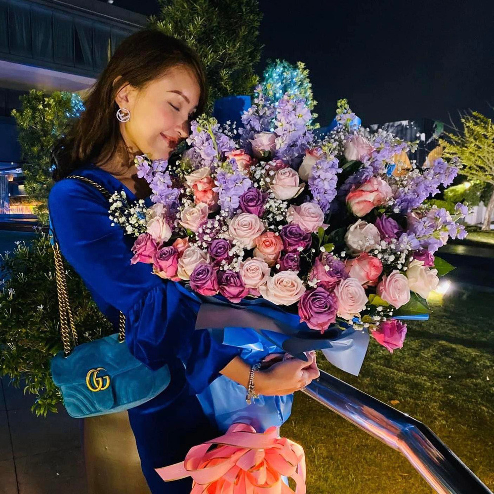 Vân Hugo là cựu hot girl quen mặt với thế hệ 8x, cô từng là người dẫn chương trình một số gameshow nổi tiếng, tham gia đóng phim.