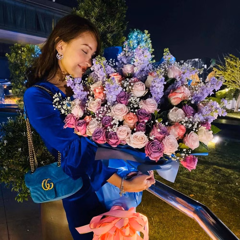 Vân Hugo là cựu hot girl quen mặt với thế hệ 8x, cô từng là người dẫn chương trình một số gameshow nổi tiếng, tham gia đóng phim.