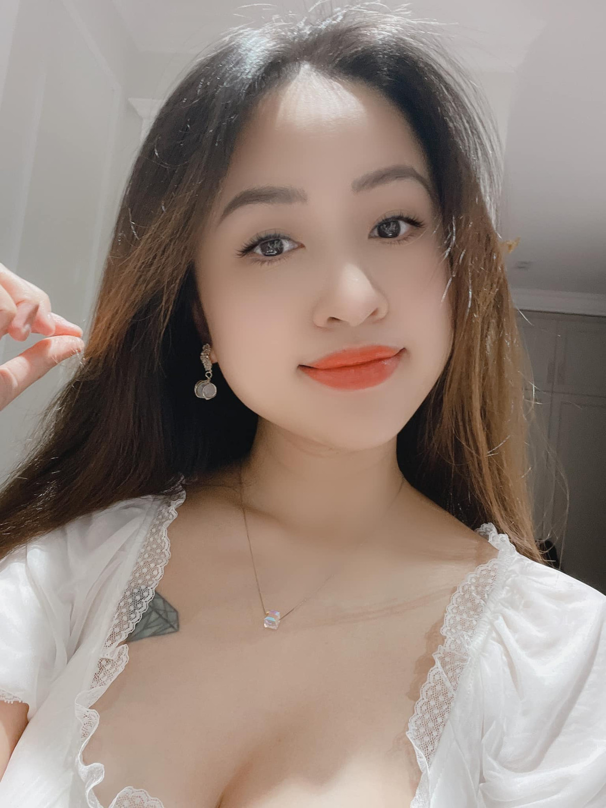 Theo đó, hình xăm viên kim cương biểu trưng cho sự cứng rắn, giúp cô tránh sự tổn thương trong chuyện tình cảm. Hình xăm đôi cánh được nối với nhau bằng dòng chữ tiếng Anh "Born tobe free" (tạm dịch - Sinh ra để tự do) của Vân Hugo mang ẩn ý hãy làm bất cứ thứ gì mình thích.