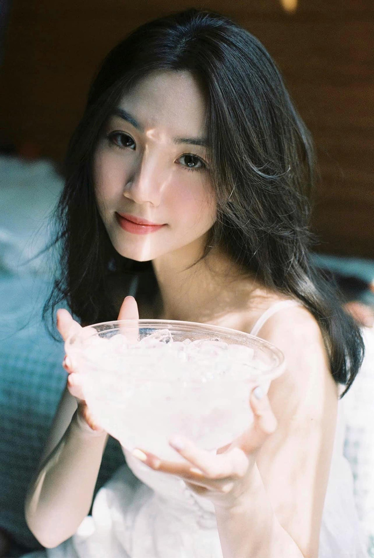 Vẻ đẹp dịu dàng, thuần khiết của nữ sinh này được nhiều người ví cô là “Tiểu Long nữ”.