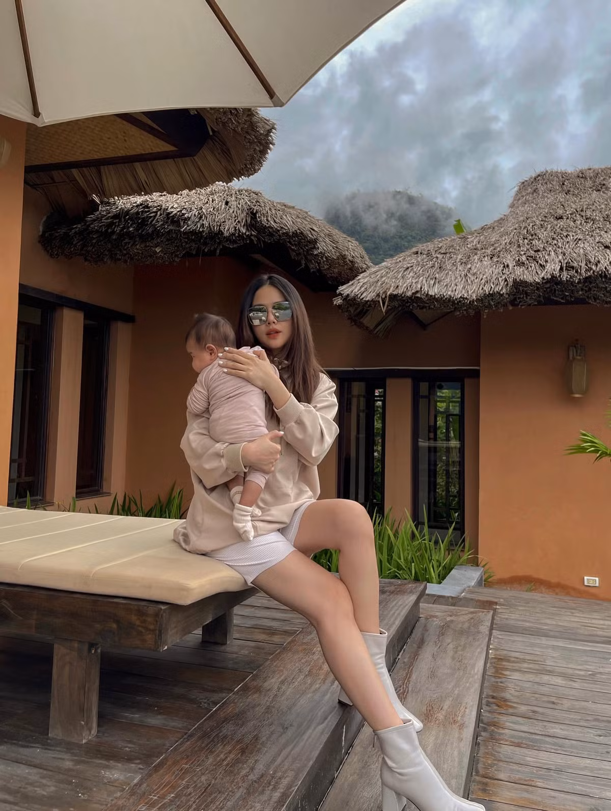 Để có được điều đó, bản thân người đẹp đã phải chăm chỉ luyện tập và duy trì chế độ ăn uống lúc còn độc thân và cả trong thời gian thai kỳ.