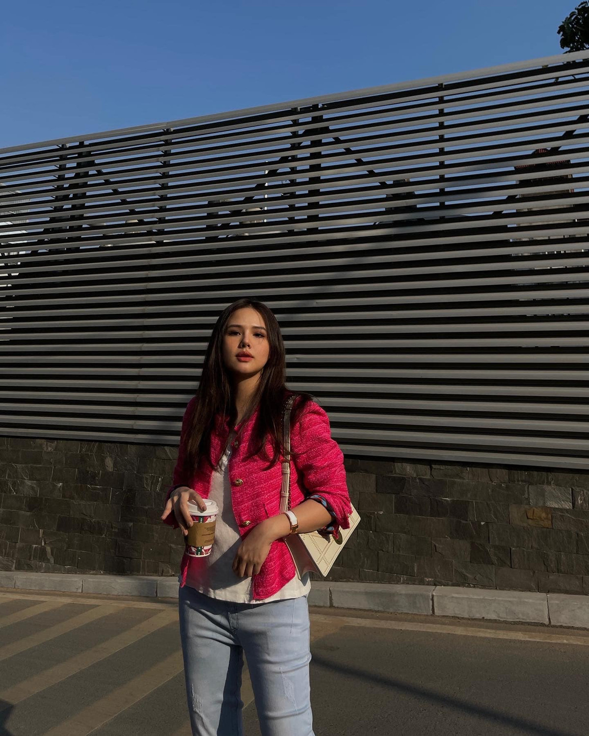 Ở lần lên sóng này, cựu hot girl diện quần jeans, áo phông và một chiếc áo khoác ngoài màu hồng vô cùng nổi bật.