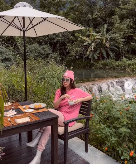 Theo tìm hiểu, nửa kia của cô tên Nguyễn Thành Nam - một doanh nhân trong lĩnh vực du lịch, bất động sản ở Đà Nẵng.