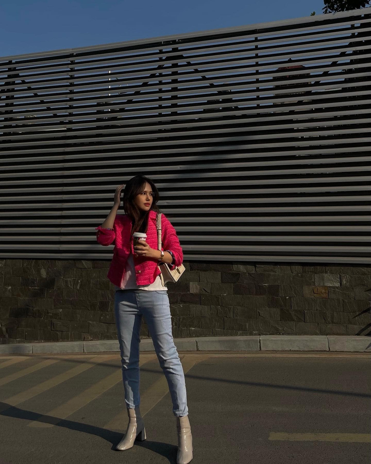 Mới đây, "vợ thiếu gia Cocobay" Phanh Lee gây chú ý khi cập nhật dòng trạng thái mới: "Mùa đông năm nay tự nhiên yêu màu sắc. Thân hình vẫn hơi mập, mong các bạn đừng chê".