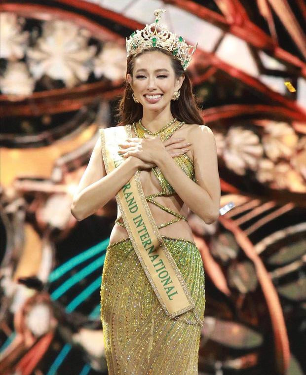 Tối 4/12, đêm chung kết Miss Grand International 2021 đã diễn ra tại Thái Lan. Đại diện của Việt Nam Nguyễn Thúc Thùy Tiên đã trở thành tân Hoa Hậu Hoà Bình thế giới 2021.