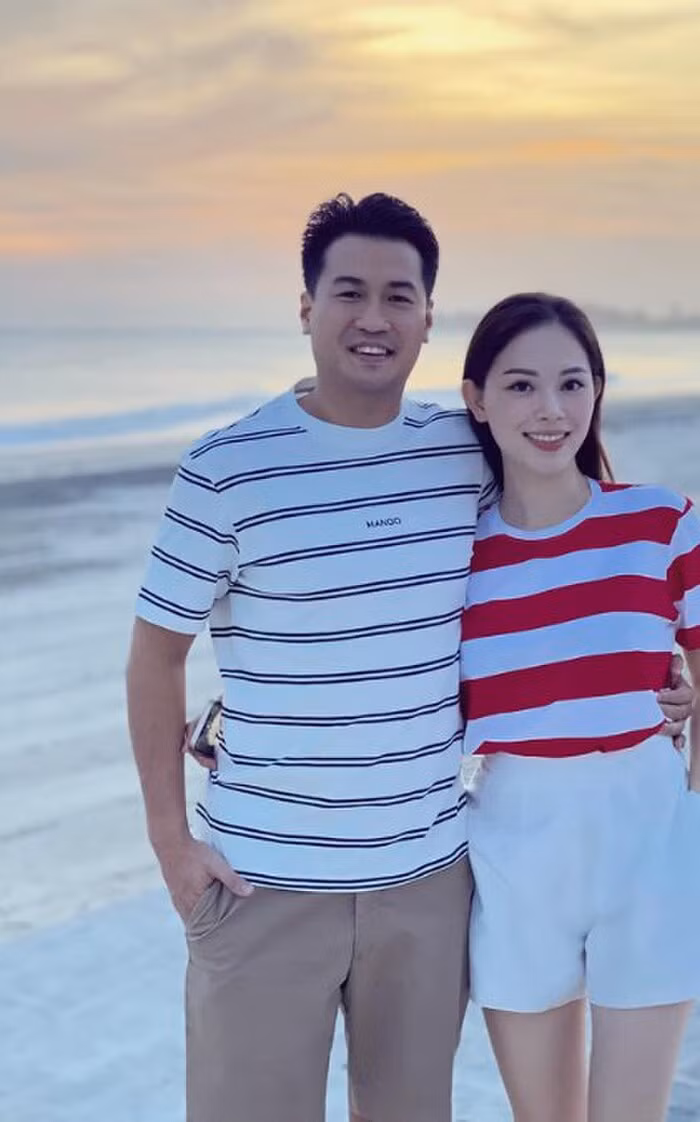 Hành động thân thiết của Phillip Nguyễn và Linh Rin dường như đang ngầm ám chỉ ngày cặp đôi về chung một nhà không còn xa.