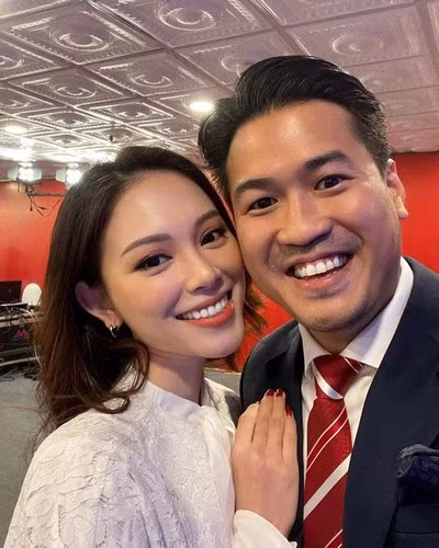 Hot girl Linh Rin thường xuyên xuất hiện trong các sự kiện của gia đình tỷ phú Johnathan Hạnh Nguyễn. Không những vậy, cô nàng còn rất chăm đăng ảnh tình tứ với bạn trai, có nhiều hành động thể hiện việc "đánh dấu chủ quyền".