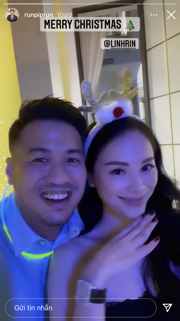 Mới đây, con trai tỷ phú Johnathan Hạnh Nguyễn - Phillip Nguyễn đã cho bạn gái lên sóng nhân dịp Giáng sinh. Khoảnh khắc ngọt ngào Linh Rin đeo cài tóc tuần lộc, cả 2 cùng selfie và cười cực kỳ rạng rỡ.