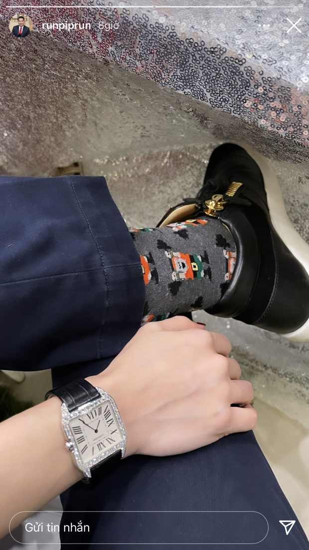 Trong một story khác của Linh Rin, cô nàng chia sẻ hình ảnh đặt tay lên chân bạn trai như đang đánh dấu chủ quyền. Còn Phillip Nguyễn cũng nhanh chóng ghi lại và up story khá thoải mái.