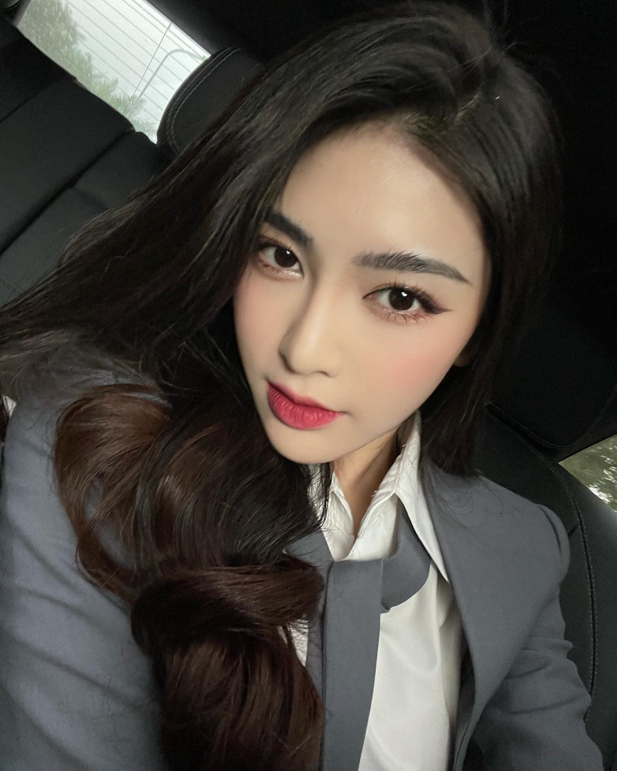 Trên trang cá nhân, "hot girl quân phục" một thời luôn gây ấn tượng với sắc vóc đẹp như minh tinh ở ngoài đời.