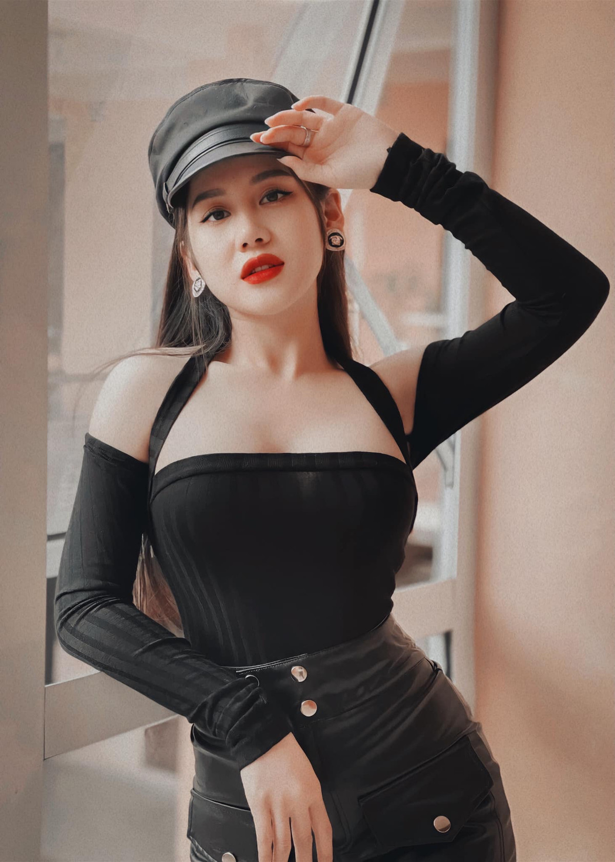 Mặc dù ở ngoài đời "hot girl quân nhân" ưa chuộng phong cách quyến rũ, thế nhưng những shoot hình mà cô nàng đăng tải lại không hề phản cảm.