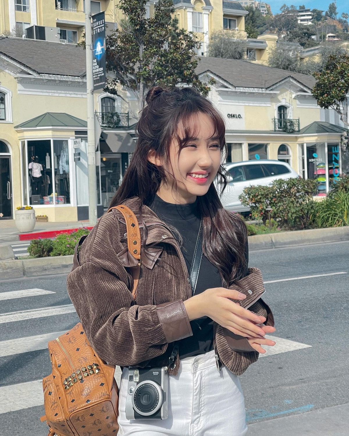 Tháng 3/2019, bức ảnh cô mặc quân phục lan truyền trên mạng xã hội, Mina được nhiều người biết đến hơn.