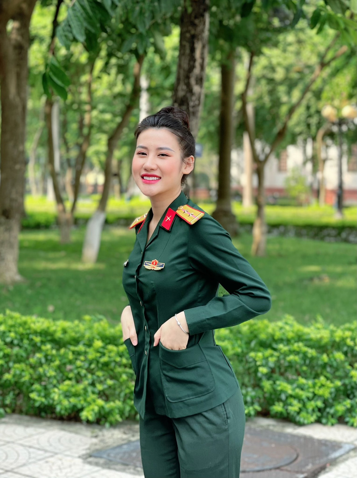 Cô Trung úy xinh đẹp Anh Phương còn được biết đến là một MC, diễn viên, người mẫu tự do.