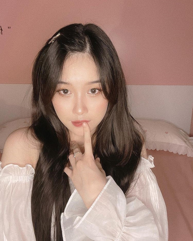 Nguyễn Trang Nhung (biệt danh Nhung Bum) là bạn gái cũ của cầu thủ Văn Toàn. Cả hai từng có nhiều năm gắn bó bên nhau.