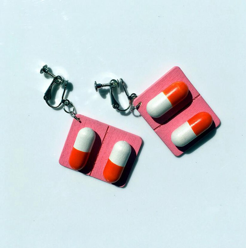 Những phụ kiện thời trang nhiều lần khiến cộng đồng mạng tranh cãi gay gắt về việc món đồ đó có thật sự hữu ích như lời đồn hay không.