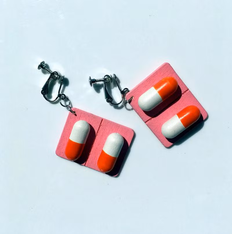 Những phụ kiện thời trang nhiều lần khiến cộng đồng mạng tranh cãi gay gắt về việc món đồ đó có thật sự hữu ích như lời đồn hay không.