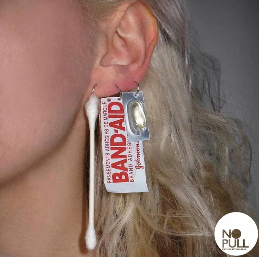 Gần đây, nhiều diễn đàn chia sẻ hình ảnh về mẫu phụ kiện thời trang độc lạ là khuyên tai có kiểu dáng hình viên thuốc, ngay lập tức thu hút sự chú ý.