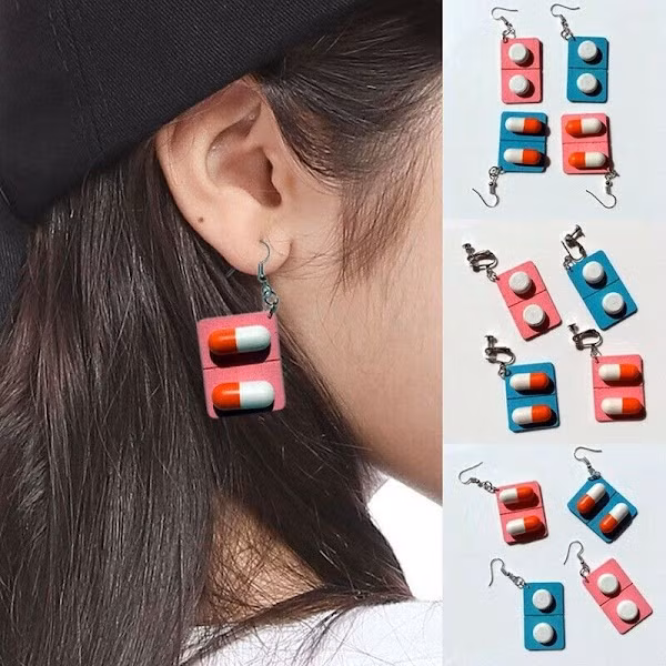 Nhiều cô gái đã không ngần ngại trưng diện nó lên mái tóc, hay đeo như một phụ kiện làm đẹp thông thường.