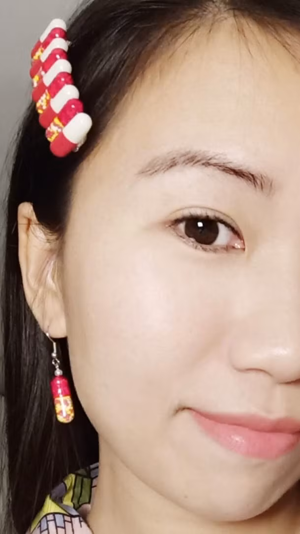 Không ít người còn tìm ra những mẫu khuyên tai khá kỳ dị với hình thù như băng gạc, tăm bông và vỏ phôi của một viên thuốc.