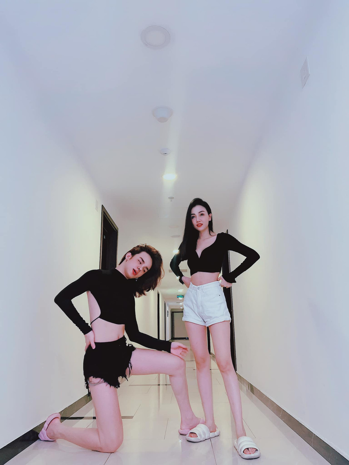 Trên trang cá nhân, Đức Bo cũng không quên chia sẻ thêm nhiều hình ảnh cùng cô gái lạ đó, nhưng lần này họ đã để lộ gương mặt gây chú ý hơn.