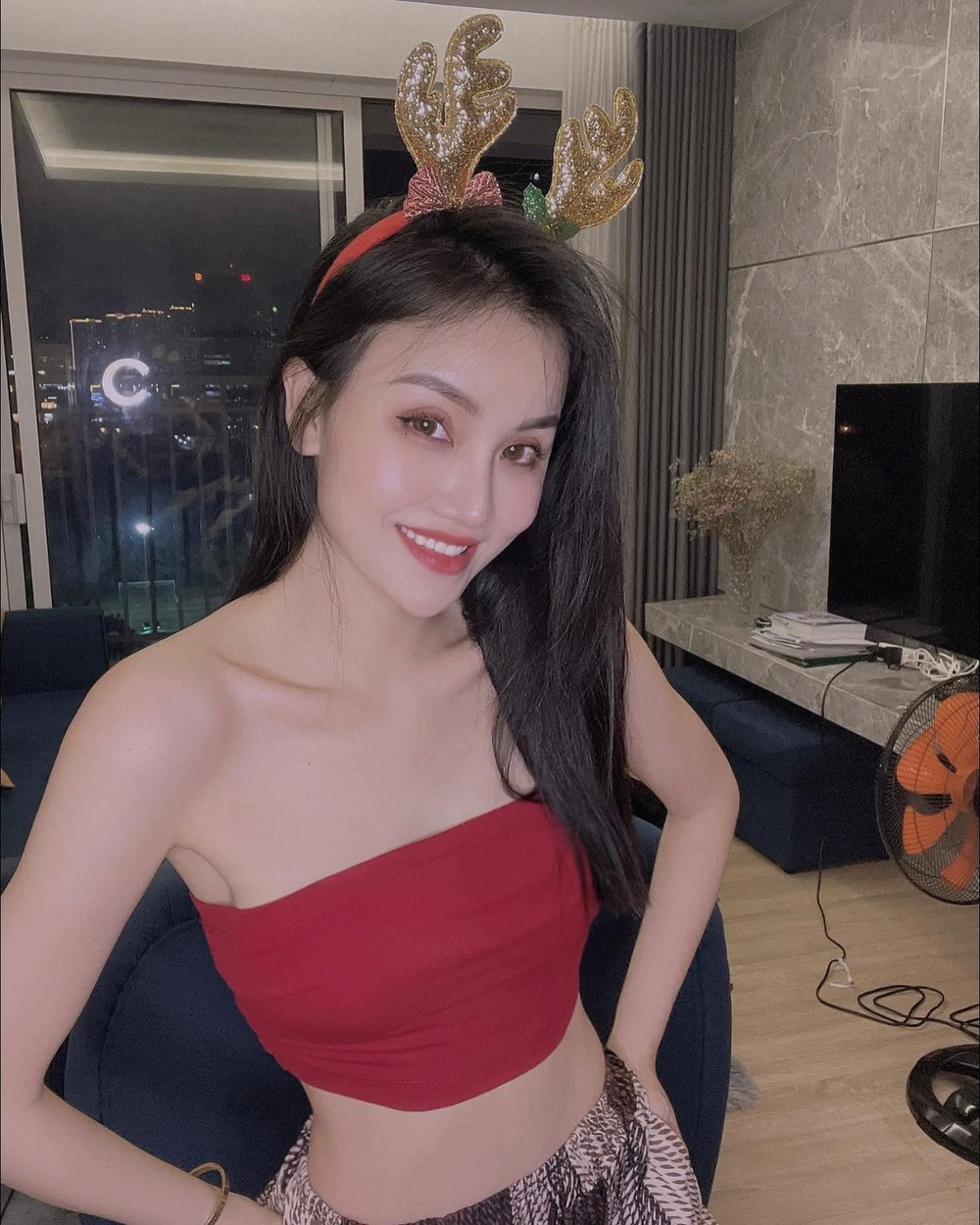 Quỳnh Thơ cũng có đam mê nghệ thuật và hoạt động với nhiều vai trò như ca sĩ, DJ, vũ công hay người mẫu.