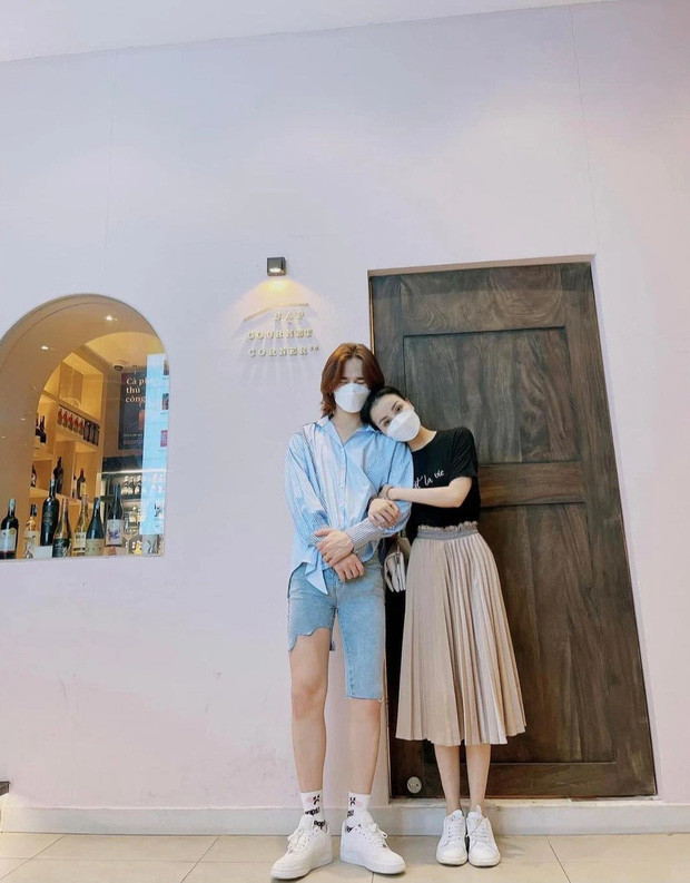 Bên cạnh những tò mò về mối quan hệ của cặp đôi này, netizen cũng không ngừng "ném đá" vì nam TikToker có nhiều hành động phản cảm khi chụp ảnh cùng "bạn gái tin đồn".