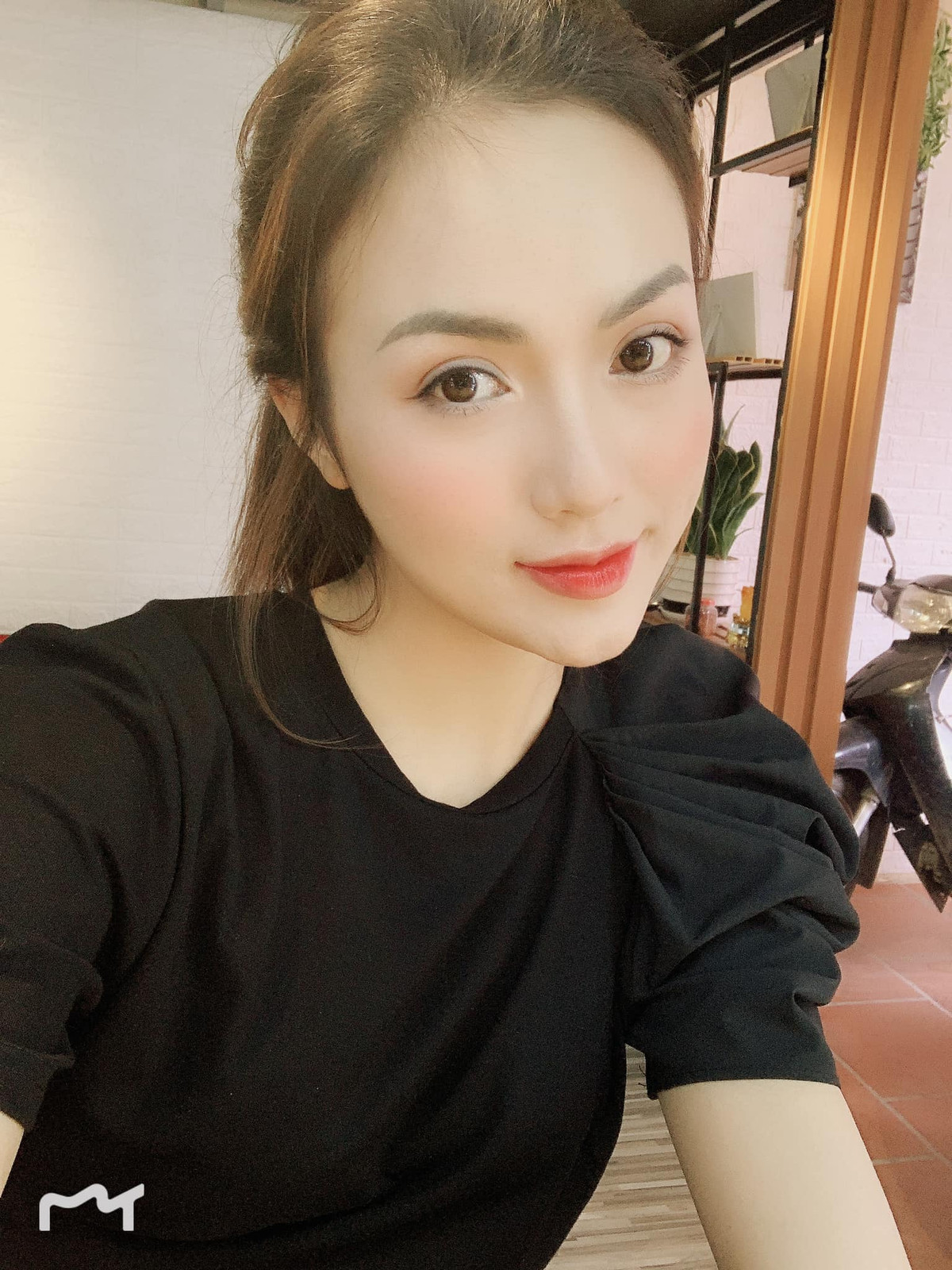 Người đẹp này theo đuổi gu thời trang nữ tính và thanh lịch.