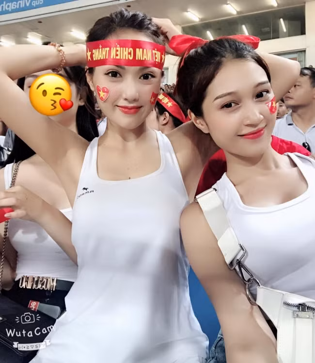 Ngoài Vũ Hà, cô gái Trần Ngọc Anh cũng gây chú ý không kém. Hiện tại, Ngọc Anh là MC có tiếng tại Đài truyền hình VTV.