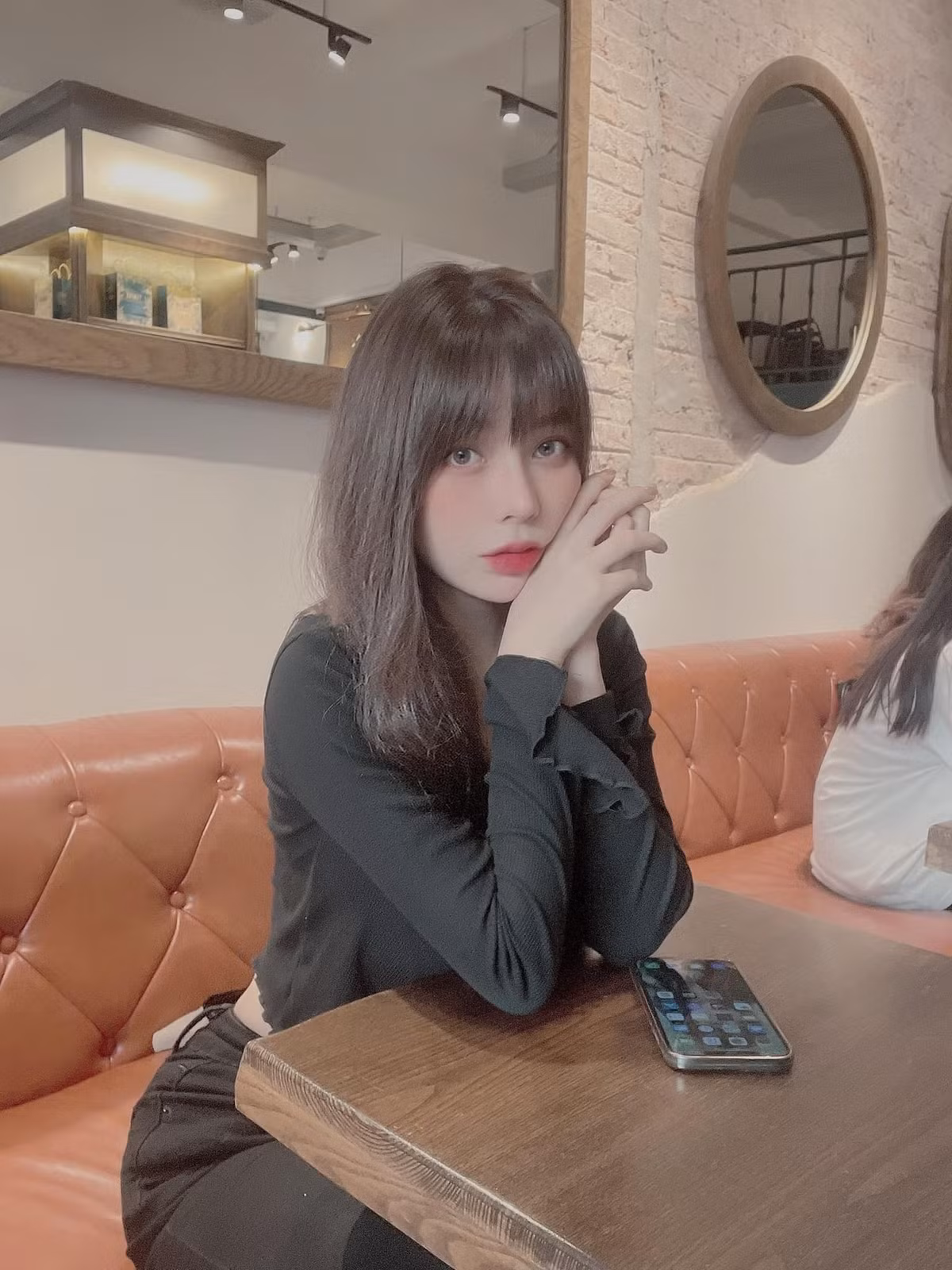 Nét đẹp mỏng manh của Quỳnh Miêu khiến người ta chỉ muốn che chở.