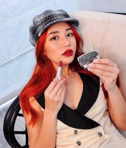 Cô thường diện những bộ đồ hàng hiệu đắt đỏ, xách những chiếc túi bản giới hạn của Moschino, Miu Miu, Gucci, Marcjacobs, Burberry...