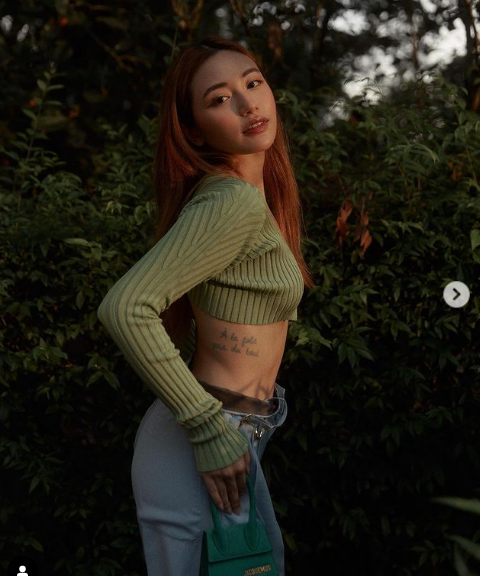 Mặt khác, cô cũng được nhiều người khen ngợi là có tính cách gần gũi, không có tính kiêu kỳ của con gái nhà giàu.