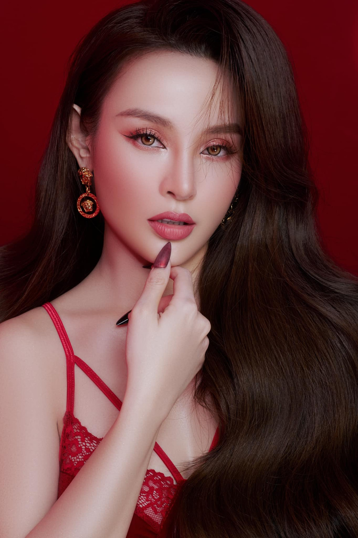 Trong bộ ảnh mới, người đẹp 8x đi giày cao gót, mặc nội y ren cắt xẻ quyến rũ và đeo trang sức lấp lánh.